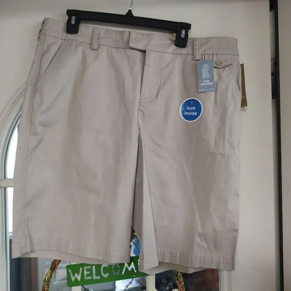 New Dockers Beige Mid Rise Curvy Fit  Slimming Jaelynn Bermuda Shorts Women's 16